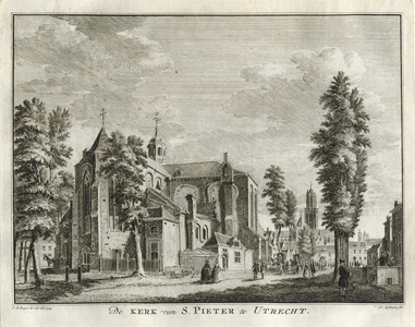 135834 Gezicht op de Pieterskerk aan het Pieterskerkhof te Utrecht met op de achtergrond de Domkerk en -toren, uit het ...